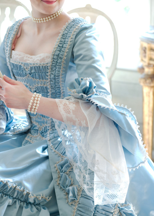 robe
                a la francaise, set of lace