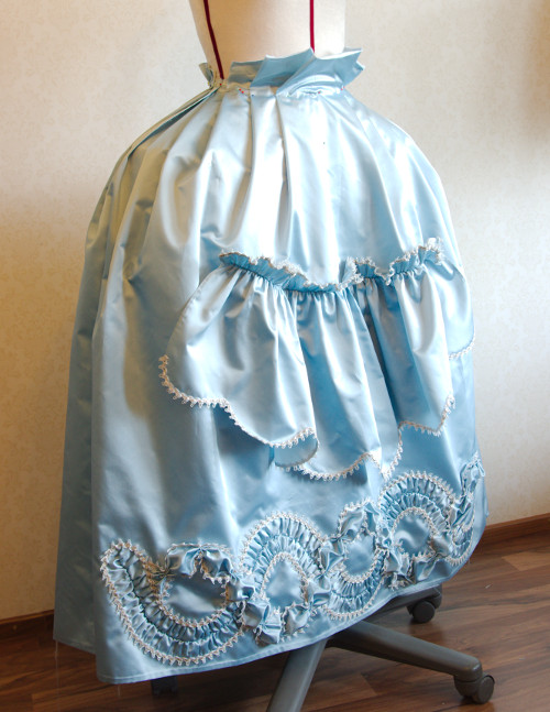 robe a la francaise
        petticoat